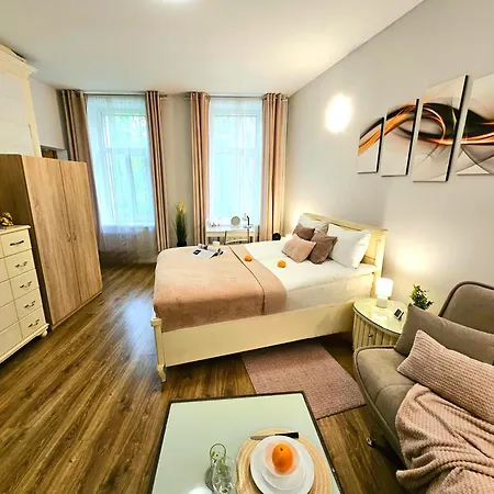 Romantic Apt-great Location- Center-free Parking-self Check-in- Old Town 20 Min リガ
